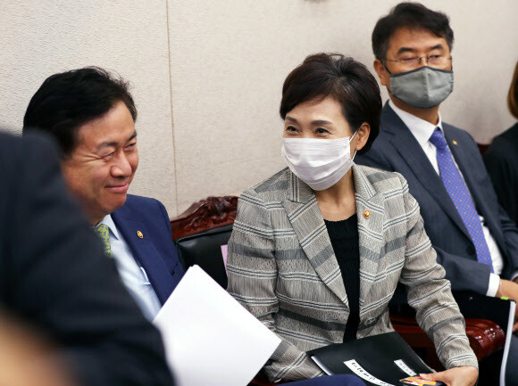 김현미 국토교통부 장관이 3일 오후 서울 여의도 국회에서 열린 법사위 전체회의에 참석해 김영춘 국회 사무총장과 대화하고 있다. 연합뉴스