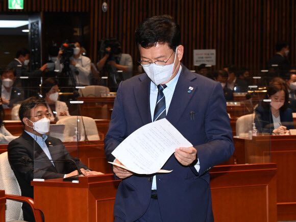 더불어민주당 송영길 대표가 22일 서울 여의도 국회에서 열린 의원총회에서 발언대로 향하고 있다. 연합뉴스