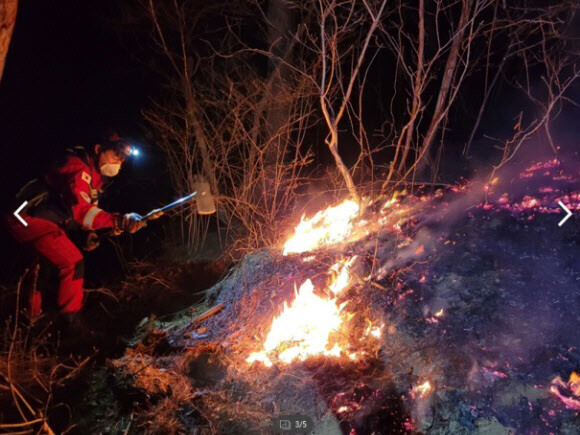 산림당국이 10일 밤 경북 군위군 옥녀봉 산불 현장에서 야간 진화 작업을 벌이고 있다. 산림청 제공. 연합뉴스