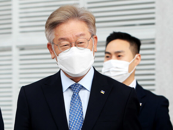 이재명 경기지사가 28일 경기도 수원시 경기아트센터에서 열린 ‘미얀마의 봄 두 번째 이야기-평화사진전' 개막식에서 작품 관람을 위해 이동하고 있다. 연합뉴스