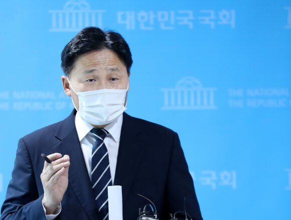 더불어민주당 김영진 원내수석부대표가 27일 오후 국회 소통관 기자회견장 앞에서 최근 해양수산부 공무원 북한 피격 사망 사건과 관련, 국회 차원의 대북규탄결의안 채택 등과 관련한 질문에 답하고 있다. 연합뉴스