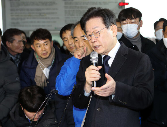 이재명 더불어민주당 대표가 26일 전북 정읍시 정우면 순정축협 가축시장을 찾아 발언하고 있다. 연합뉴스