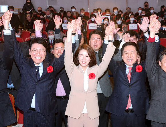 국민의힘 차기 당 대표 경선에 출마한 김기현 의원(오른쪽)이 5일 오후 서울 송파구민회관에서 열린 국민의힘 송파을 신년인사회에서 장제원 의원(왼쪽), 배현진 의원(가운데) 등 국민의힘 의원들과 기념촬영을 하고 있다. 연합뉴스