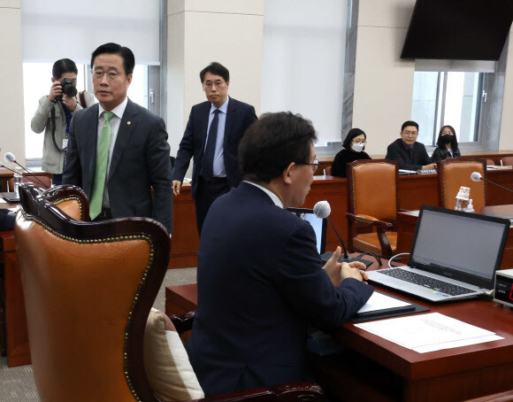 21일 국회에서 열린 교육위원회 전체회의에서 국민의힘 간사인 이태규 의원이 정순신 변호사 자녀 학교폭력 관련 청문회 실시계획 채택건을 의결하기 전 회의장을 나가고 있다. 이날 국민의힘 의원들은 청문회건, 표결에 참여하지 않았다. 연합뉴스