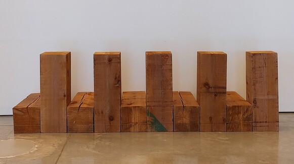 대구미술관 1층 어미홀에 나온 미니멀리즘 대가 칼 안드레의 목재 조형물 ‘피라무스와 시스베’(1990).