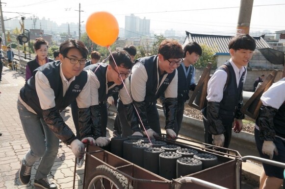 밥상공동체 연탄은행이 지난해 10월 강원도 원주 학성동에서 연탄봉사 활동을 하는 모습. 밥상공동체종합사회복지관