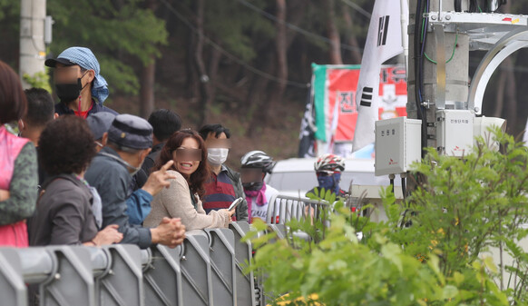 13일 경남 양산시 하북면 평산마을 문재인 전 대통령 자택 맞은편 길가에 많은 사람들이 문 전 대통령 자택을 바라보고 있다. 양산/연합뉴스