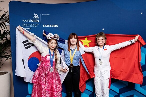 국제기능올림픽 헤어디자인부분 은메달 수상한 건양사이버대 졸업생 정다운 선수(사진 왼쪽 첫번째). 건양사이버대 제공