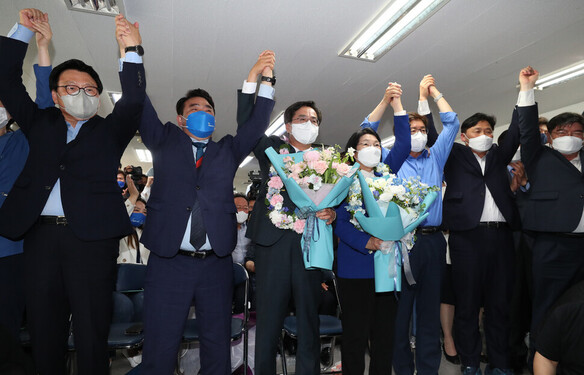 개표 막판 극적으로 역전하며 승리한 김동연 더불어민주당 경기도지사 후보가 2일 새벽 경기 수원 팔달구 선거사무소 개표상황실에서 당선이 확실하게 된 뒤 축하를 받고 있다. 수원/김정효 기자 hyopd@hani.co.kr