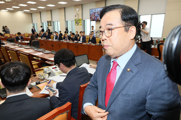 지난 6월26일 국회 과학기술정보방송통신위원회 전체회의에서 여당 간사인 박성중 국민의힘 의원이 회의장을 나서고 있다.