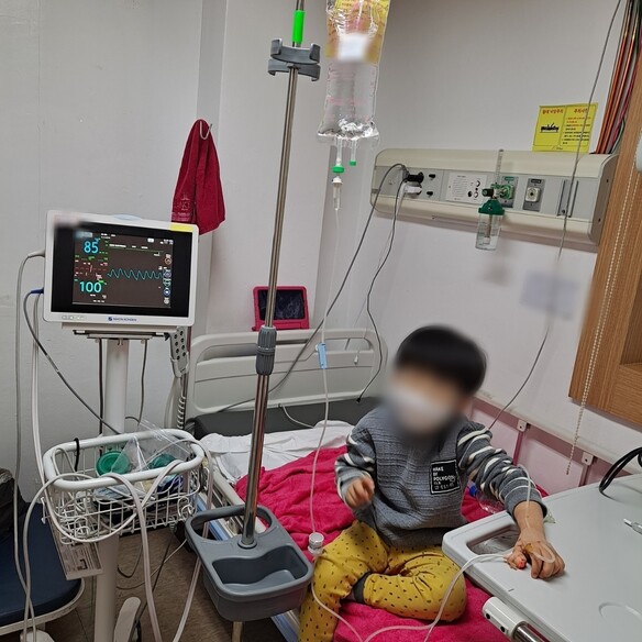 지난 2월 코로나19로 입원했을 당시 강군의 모습. 보호자 제공