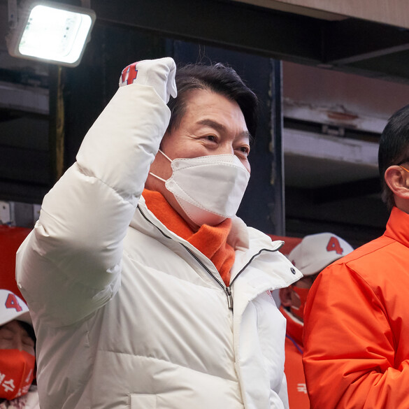 안철수 국민의당 대선 후보가 23일 오전 울산 중앙전통시장에서 현장 유세를 하고 있다. 국민의당 제공