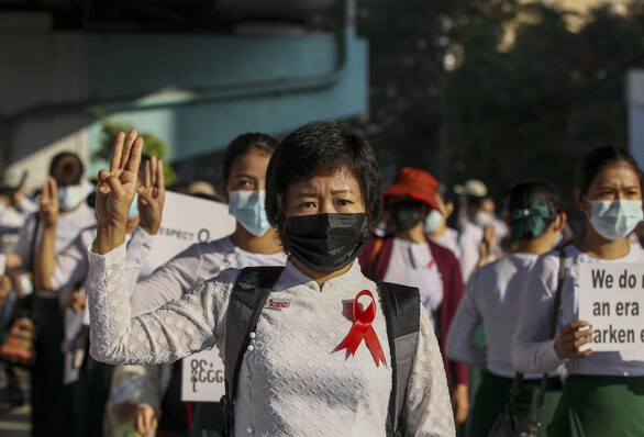 9일 미얀마 양곤에서 교사들이 쿠데타 반대시위에 참여해 저항을 뜻하는 ‘세 손가락 경례’를 하고 있다. 양곤/AP 연합뉴스