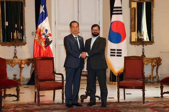 한덕수 국무총리가 11일(현지시각) 칠레 산티아고 대통령궁에서 가브리엘 보리치 칠레 대통령과 만나 인사하고 있다. 국무총리실 제공