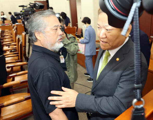 31일 국회 행정안전위원회 전체회의에서 ‘10·29 이태원 참사 특별법’이 야당 단독으로 처리된 뒤, 회의를 방청한 한 유족이 이상민 행정안전부 장관에게 항의하고 있다. 연합뉴스