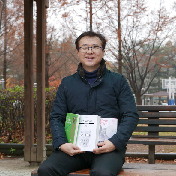 지난 11월16일 오후 수원 반달공원 인근 카페에서 만난 전대호 번역가는 시인이자 철학가, 번역가로서 그의 삶과 일을 이야기했다. 5시간 가까이 진행된 인터뷰는 고대 그리스에서 헤겔에 이르는 ‘알기 쉬운 서양철학사 강의’라 할 만했다.