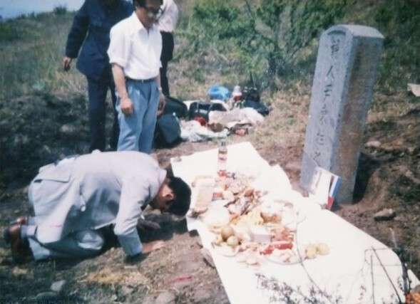 1985년 중국 룽징(용정) 변두리에 있는 윤동주 시인의 묘를 찾은 뒤 절하고 있는 오무라 마스오 교수. 사진 오무라 마스오 제공, 한겨레 자료사진