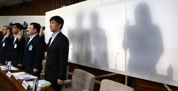 제18대 대선 당시 선거개입 댓글을 작성·유포한 김하영씨(맨 오른쪽 가림막 뒤) 등 전·현직 국정원 직원들이 2013년 8월19일 오전 국회에서 열린 ‘국정원 댓글사건 진상규 명을 위한 국정조사청문회’에 증인으로 출석해 청문회장에 설치된 가림막 뒤에서 증인선서를 하고 있다. 이정우 선임기자 woo@hani.co.kr