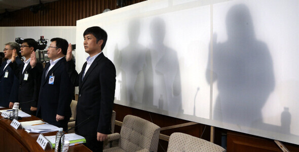 제18대 대선 당시 선거개입 댓글을 작성·유포한 김하영씨(맨 오른쪽 가림막 뒤) 등 전·현직 국정원 직원들이 2013년 8월19일 오전 국회에서 열린 ‘국정원 댓글사건 진상규 명을 위한 국정조사청문회’에 증인으로 출석해 청문회장에 설치된 가림막 뒤에서 증인선서를 하고 있다. 이정우 선임기자 woo@hani.co.kr 제18대 대선 당시 선거개입 댓글을 작성·유포한 김하영씨(맨 오른쪽 가림막 뒤) 등 전·현직 국정원 직원들이 2013년 8월19일 오전 국회에서 열린 ‘국정원 댓글사건 진상규 명을 위한 국정조사청문회’에 증인으로 출석해 청문회장에 설치된 가림막 뒤에서 증인선서를 하고 있다. 이정우 선임기자 woo@hani.co.kr
