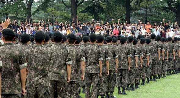 충남 논산시 연무읍 육군훈련소 연병장. 퇴소식에서 장병들을 향해 손을 흔들고 있는 가족들. &lt;한겨레&gt; 자료사진