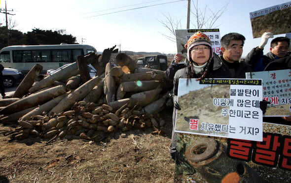 ‘평화와 통일을 여는 사람들’ 등 시민단체 회원들과 매향리 주민들이 2008년 1월 낮 경기 화성 매향리에서 농성 미군 사격장의 불발탄 방치에 항의하는 기자회견을 열고 환경 치유를 위한 한-미 재협상을 요구하고 있다. 박종식 기자