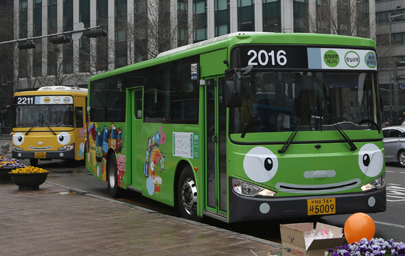 지난 2014년 3월 26일 서울 중구 태평로 서울광장에서 ‘꼬마버스 타요’의 첫 운행이 시작됐다. 서울시 버스운송사업조합과 제작사 아이코닉스는 대중교통 이용의 날을 맞아 애니메이션의 캐릭터인 타요·로기·라니·가니가 차체에 그려진 시내버스를 운행한다고 밝혔다. 신소영 기자 viator@hani.co.kr