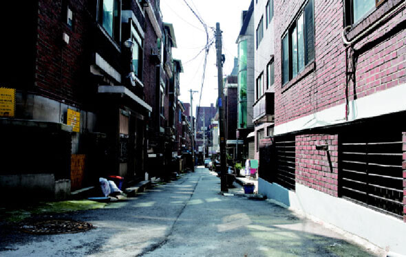서울 신당동의 한 골목길에 다세대 주택이 밀집해 있다. 다세대 주택은 대체로 반지하를 끼고 있고, 이는 주로 저소득층 1인 가구의 주거공간이 된다. / 박승화 기자