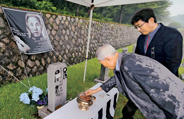 2013년 7월11일 김오랑 중령의 34주기 추모식이 서울 동작구 서울현충원 묘역에서 열려 추모객들이 분향하며 고인의 넋을 기리고 있다. 류우종 기자 wjryu@hani.co.kr