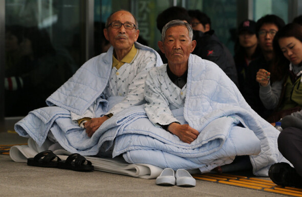 이갑상(79) 할아버지가 의료원 앞에서 열린 진주의료원 지킴이 발족식에 참석해 생명버스 참가자들의 발언을 듣고 있다. 진주/박종식 기자 anaki@hani.co.kr