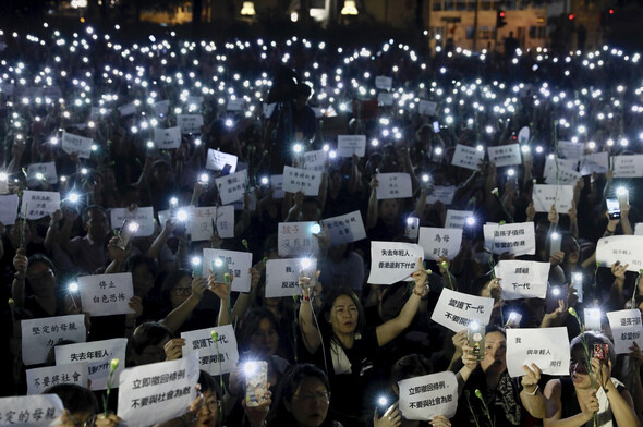 ‘범죄인 인도 법안’ 규탄 나선 홍콩 어머니들 14일 홍콩에서 많은 어머니들이 ‘범죄인 인도 법안’(일명 송환법)을 반대하고 경찰의 과잉진압을 규탄하는 시위를 벌이며 휴대전화 불빛을 비추고 있다. 이들은 이날 시위에서 “우리 아이에게 쏘지 마라”