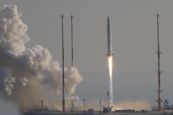 한국 첫 우주발사체 '나로호(KSLV-1)'가 전남 고흥군 외나로도 나로우주센터에서 우주로 향해 발사되고 있다. 사진공동취재단