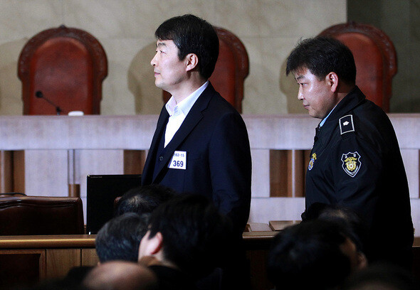 이석기 전 통합진보당 의원이 2015년 1월22일 오후 서울 서초구 대법원에서 열린 선고 공판에 참석하기 위해 법정으로 들어오고 있다. 사진공동취재단