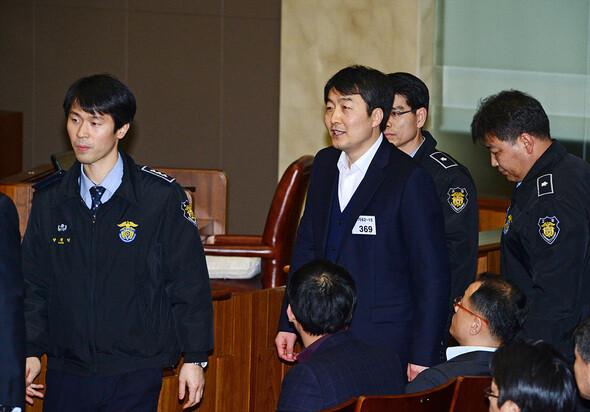 대법관들이 22일 오후 이석기 전 통합진보당 의원의 내란음모 등 사건 상고심 선고공판이 열린 서울 서초동 대법원 대법정에서 자리에 앉아 있다. 사진공동취재단