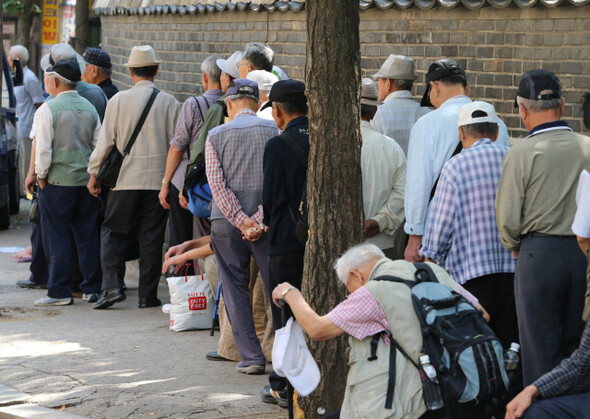 2022년 11월 기준 65살 이상 고령자 인구는 1년 전보다 44만명 늘어난 915만명을 기록했다. 김태형 기자 xogud555@hani.co.kr