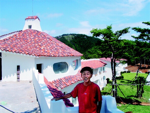 고 이종용 대표가 지난 2008년 개장을 앞둔 경남 통영이에스리조트를 직접 소개하던 모습이다. 김경애 기자