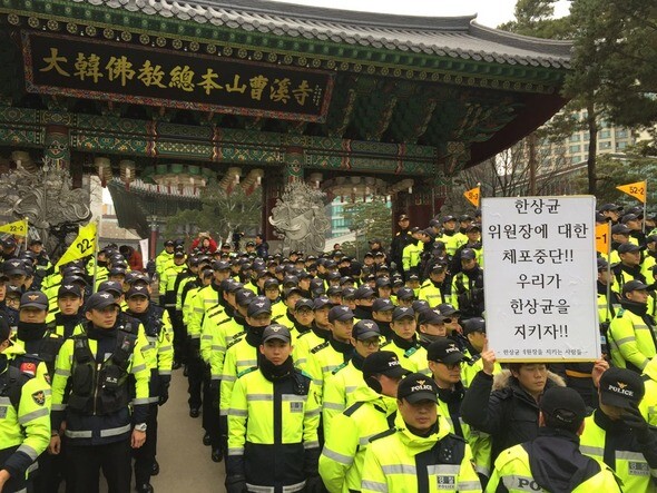 한상균 민주노총 위원장이 피신 중이던 서울 견지동 조계사를 나와 경찰에 자두출두 하기로 한 10일 오전 조계사에 경찰력이 추가 배치되며 긴장감이 높아지고 있다. 신소영 기자 viator@hani.co.kr