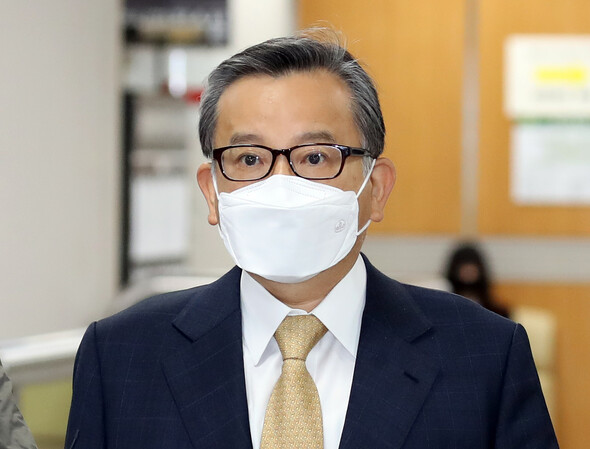 김학의 전 법무부 차관이 11일 서울 서초구 서울고등법원에서 열린 '뇌물수수' 관련 파기환송심 속행 공판에 출석하며 법정으로 향하고 있다. 연합뉴스