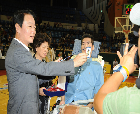 2013년 8월15일 잠실학생체육관에서 한선교 KBL 전 총재가 박승일 전 모비스 코치를 ‘KBL 명예사원’으로 위촉했다. 사진 KBL 제공