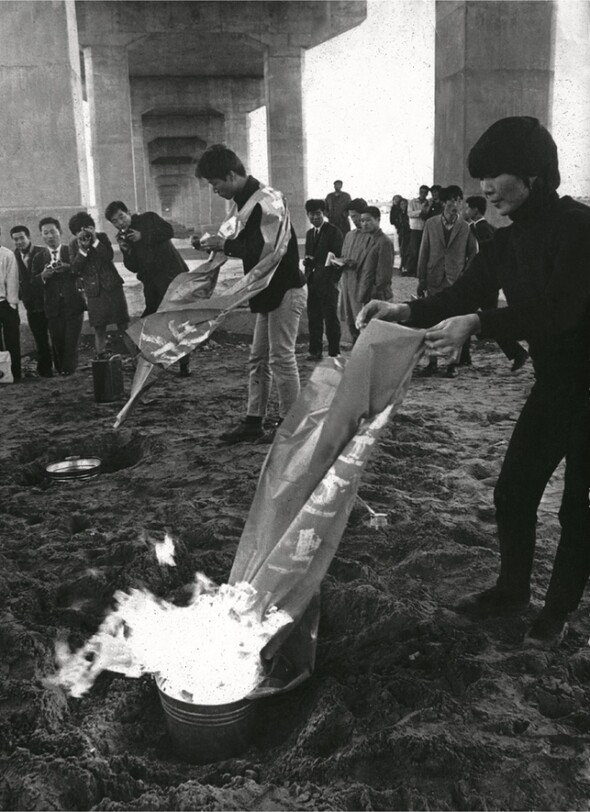 1968년 강국진 정강자 정찬승 등의 전위예술가들이 양화대교 아래 한강변에서 벌인 퍼포먼스 &lt;한강변의 타살&gt; 실연 장면.