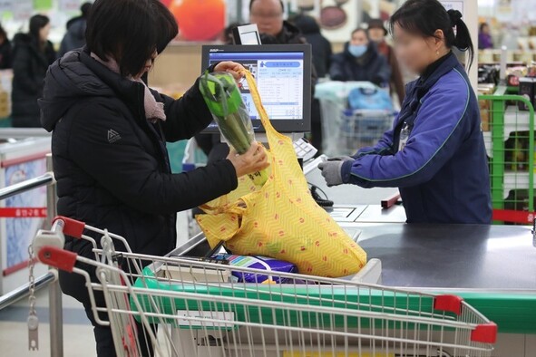 서울의 한 대형마트에서 한 이용객이 직접 준비해온 장바구니에 구매한 물품을 넣고 있다. 연합뉴스