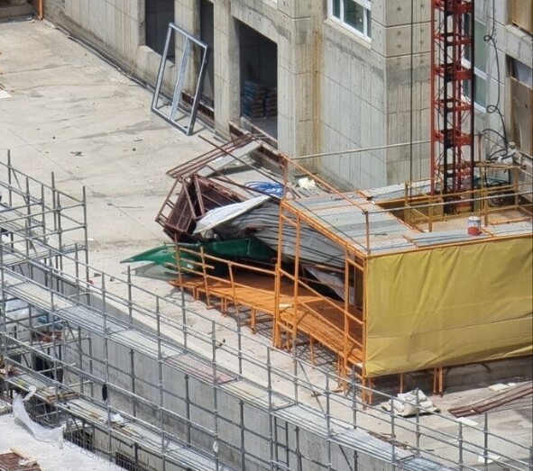 지난 6일 충북 청주의 아파트 공사 현장에서 발생한 갱폼 추락 사고 현장. 건설노조 제공