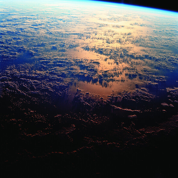 1999년 우주왕복선 컬럼비아호에 탑승한 우주비행사들이 촬영한 구름 사진. 김영사 제공