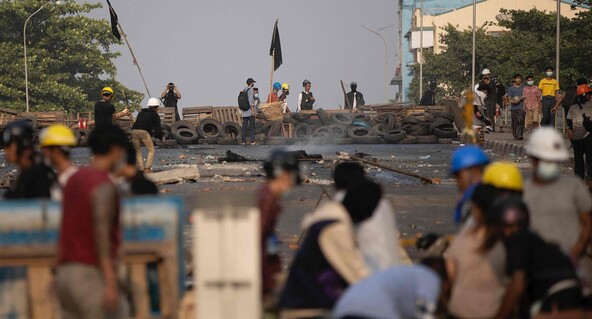 15일 미얀마 양곤에서 쿠데타 반대 시위대가 바리케이드 앞에 서 있다. 양곤/AFP 연합뉴스