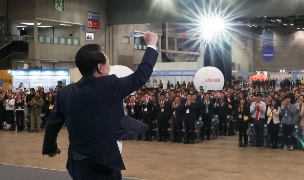 윤석열 대통령이 3일 경기도 고양시 킨텍스에서 열린 대한민국 소상공인대회 개막식에서 격려사를 마친 뒤 어퍼컷 세리머니를 하고 있다. 연합뉴스