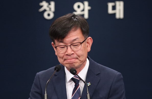 김상조 청와대 정책실장이 지난 21일 춘추관에서 취임 1년을 맞아 6·17 부동산대책 등 정책 현안에 대해 브리핑하고 있다.