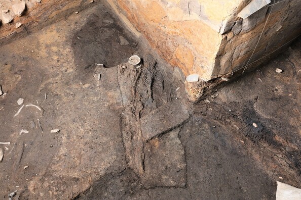 최근 경주 월성 서성벽 기저층에서 인신공희의 제물로 발견된 20대 여성의 인골.