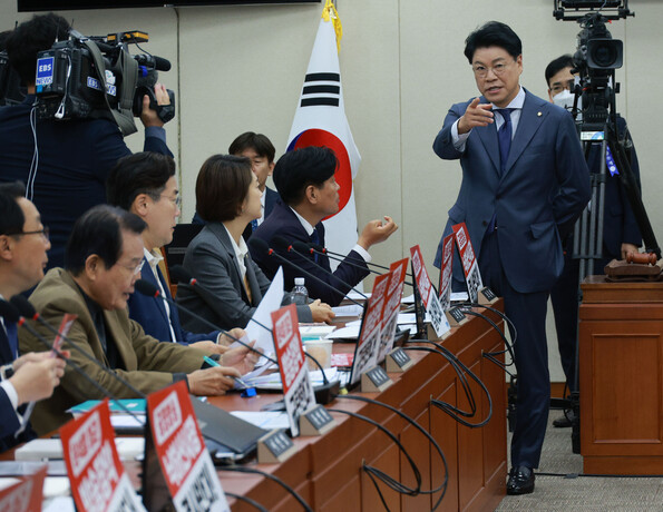 지난 17일 국회 과학기술정보방송통신위원회 국정감사에서 더불어민주당 의원들 자리에 부착한 ‘공영방송 낙하산사장 결사반대’ 손팻말과 관련해 장제원 과방위 위원장과 조승래 민주당 간사가 이야기를 나누고 있다. 연합뉴스