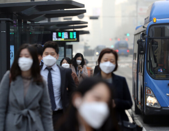 마스크를 쓰고 출근하는 시민들. 연합뉴스