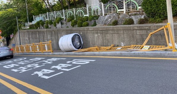 부산 영도구 비탈길에서 어망 실이 등굣길을 덮쳐 초등학생 1명이 숨졌다. 부산경찰청 제공