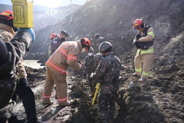 1일 경기 양주시 은현면 도하리 삼표산업 채석장 붕괴·매몰사고 현장에서 구조당국이 금속탐지기를 이용해 실종자를 수색하고 있다. 소방청 제공, 연합뉴스